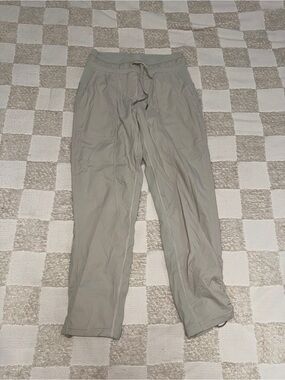 Lululemon Dance Studio Mid-Rise Cropped Pant
Mojave Tan size 2
